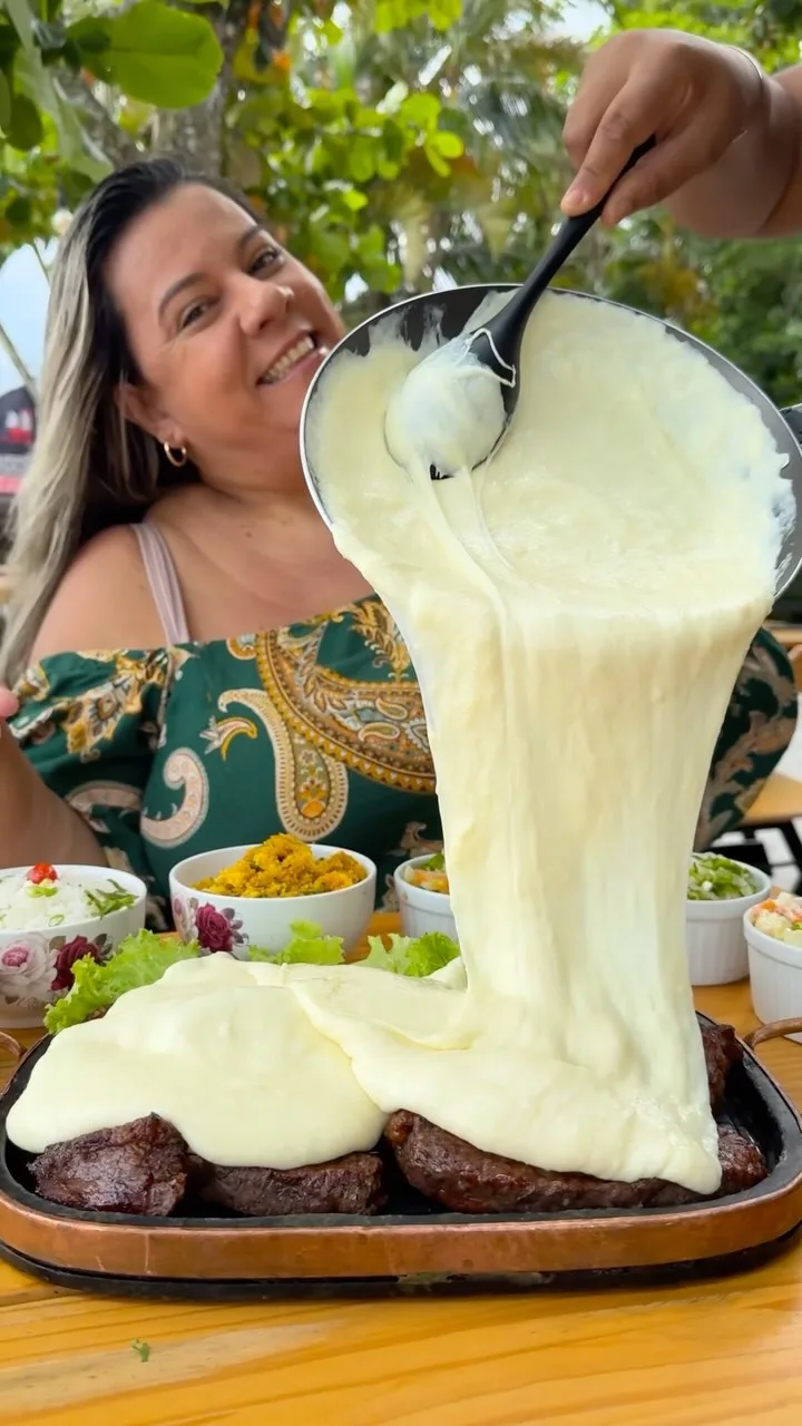 Momento à mesa no Nabarca com comida e bebida
